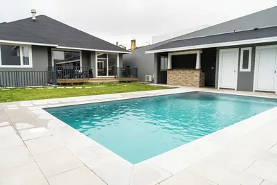 Image de Incense - Newly built house with beautiful backyard, pool and mountain/ocean view