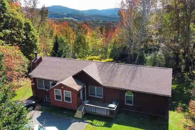 Image de Charming 3br house, nestled in mountains, pet friendly, 20 minutes from skiing!
