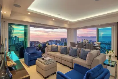 Image de Luxurious condo in the West Coast hills with views of the ocean and city life.