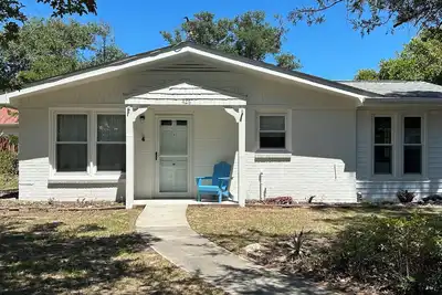 Image de Oak Island Beach Bungalow near restaurants, bars and the beach.