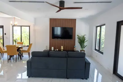 Image de Charming 2-bedroom house in welcoming North Miami with WiFi, Pool, Wfh, Golf