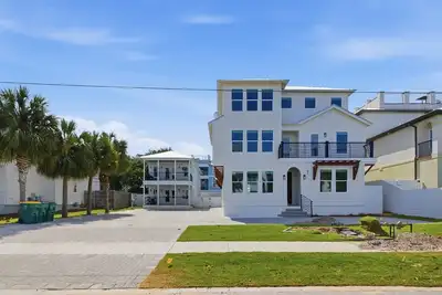 Image de The Grand! - 2 Separate Houses - Brand New - Ready to Rent Now - 12 Bedrooms! !