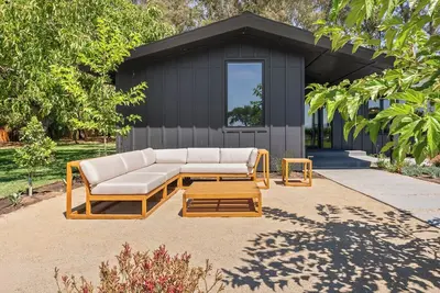 Stunning Renovated Mid-Century Modern Home on 2. 5 Acres in Napa Valley