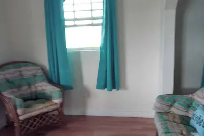 Image de Cozy cottage with Ac, Washer & dryer, spacious, situated on the beach.
