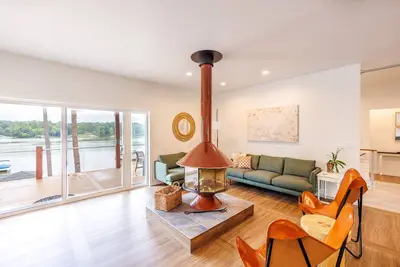 Image de OJoy Cove | Charming Waterfront Retreat by RedAwning
