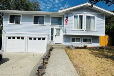 Image de Renovated, modern home in a quiet area with a game room and spacious backyard