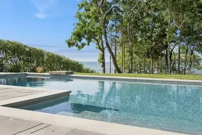 Image de Waterfront house with brand new pool. Cozy home pet and family friendly.