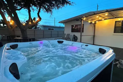 Image de Sun & Sea Getaway~walk to beach~hot tub~private back yard~tropical decor~