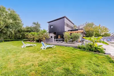 Image de Maison de vacances 'Villa Chantalain Jacuzzi 3min Plage' avec terrasse privée, jardin privé et Wi-Fi