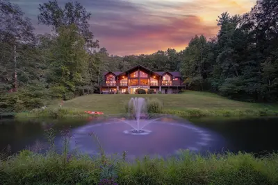 Image de Reflection Ridge an Epic Mountain Cabin w/ Pickleball, Sauna, Theatre, Golf-Sim, Pond & Hot Tub
