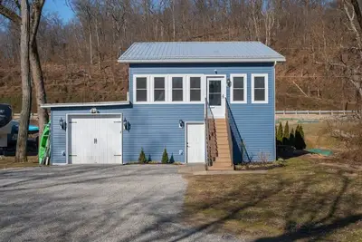 Image de Riverside Vista | Fire Pit, Sunroom + Kayaks!