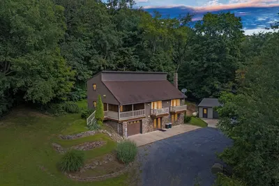 Image de Maple Hill Lodge | Hot Tub + Views from Deck