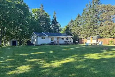 Image de Family friendly cottage, centrally located, w\/large yard- minutes from the water