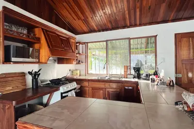 Image de Tropical 2-bedroom house with Ac, WiFi, 3 min walk to Whale Tale National Park!