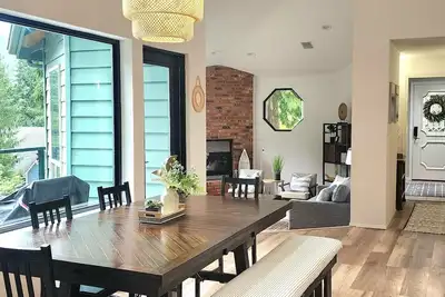 Image de Serene Lakeview Getaway to Unwind