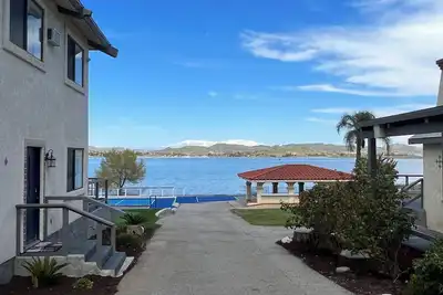 Image de Amazing, Lakeside Pickleball Retreat with 2 courts swim spa & outdoor kitchen