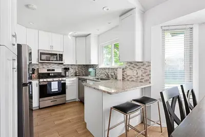 Image de Super Cedar Park House with Hot Tub--Gameroom--Vinyl Record Player and more!