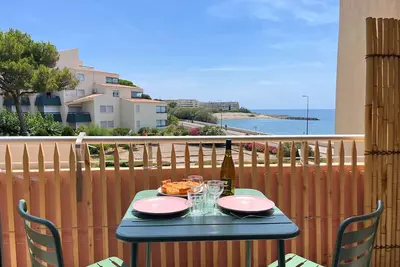 Image de Studio refait en 2024 avec terrasse, climatisation et parking, à 50m de la plage