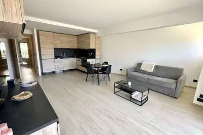 Image de Appartement rénové à Cavalaire : 2 pièces, clim, 2 balcons, parking, 1ère étage, centre-ville