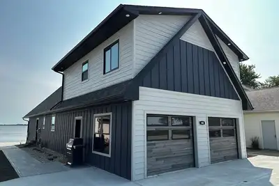 Image de ~ Newly Remodeled~ Spacious 4-bedroom house with WiFi on beautiful Storm Lake