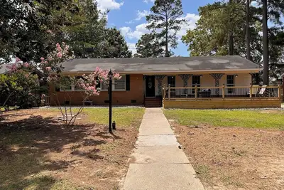 Image de Relaxing 3 Br, 2 Bath Retreat Near Ecu – Perfect for Families & Sports Fans!