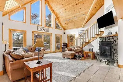 Image de Mountain Haven: A cozy 5-bedroom chalet only 6 miles from Sugarloaf access road!
