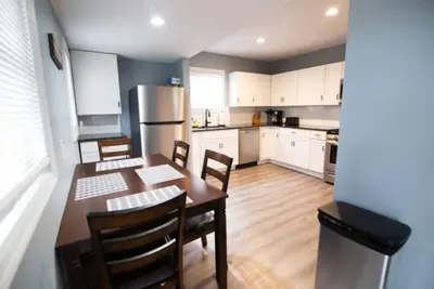 Image de Stylish & Cozy Short-Term Room – Ideal for Travelers & Professionals!