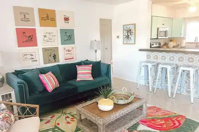 Image de Happy Home - Fenced yard - 5 Min to Beach - Pets - 2 Br, 1 Ba