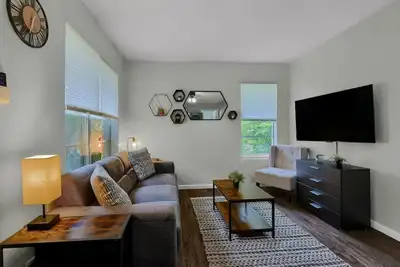 Image de Find Peace at Charming Comfortable Downtown Home