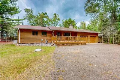 Image de Serene Lakefront home with fire pit, dock & Wifi