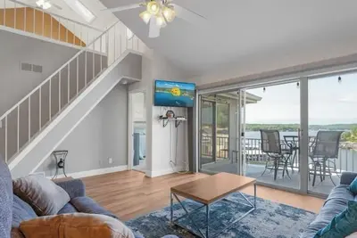 Image de Spacious 3-bedroom condo with penthouse balcony and beautiful lake views.