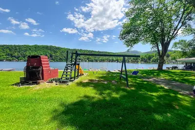 Image de Beautiful and serene cottage with beach, dock, lake views, fishing, and A/C