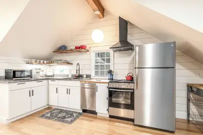 Image de New, modern guesthouse by Lake Hamilton in Greensboro Nc