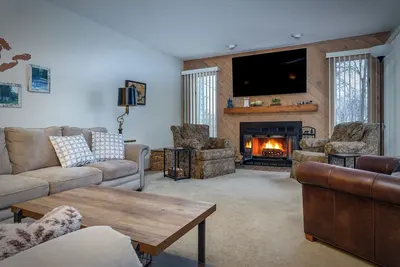 Image de Charming Condo for Sun or Snow\nNear Lake Michigan & Ski Resorts\n3 King, 1 Queen