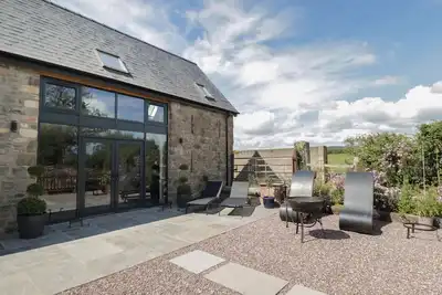 The Hay Barn, pet friendly, with hot tub in Huntley