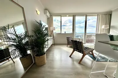 Image de Panoramic City Views & Ocean Sparkle: Cozy 2 bedroom apartment.