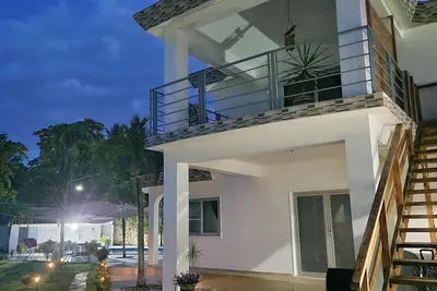 Image de Gemütliches Studio mit Terrasse im Villa mit Pool 2 Minuten vom Strand