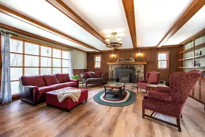 Image de Enjoy the serenity of our cozy wooded lodge by the Frederick Watershed
