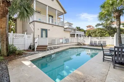 Image de Sandy at the Beach: Pet-friendly 3-bedroom home with private pool in Destin's Crystal Beach.