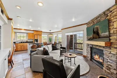 Image de Breathtaking Balcony Lake View, Fireplace, Hot Tub, Near Park City & Deer Valley
