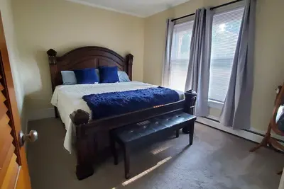 Image de Steel Hideaway, first floor easy access, king bed, fenced yard, fast wifi