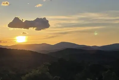 Image de Quiet hilltop home with decks & amazing view, right off Blue Ridge Parkway