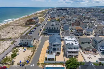 Image de Family Tides - sweeping ocean views from a 4 Br home -steps from beach and shops