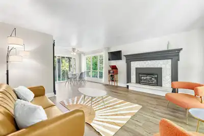Image de Beautiful, newly remodeled home, sleeps 11 - 2 min drive\/10 min walk to Lagoon!