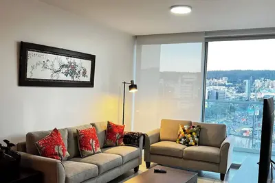 Departamento 3- cuartos con piscina e increíble vista, WiFi en Quito.