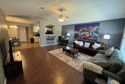 Image de Amazing 3-bedroom home with 2 full baths. Spacious fenced backyard. WiFi present
