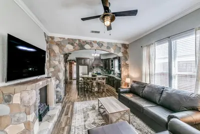Image de Giddyup, Bishop Arts: Walk to cafes, bars & shops from a charming 3bd/2ba house!