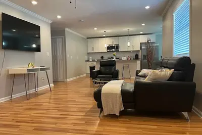 Image de Charming 3-bedroom house with Ac and WiFi with work space in heart of Atlanta!