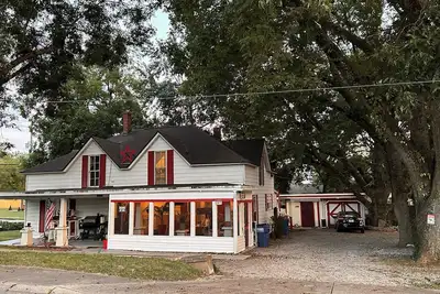Image de Charming 2-bedroom upper apartment. Owner lives downstairs for your convenience.