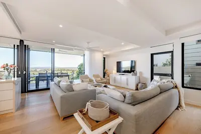Image de The Hamptons Lake House ~ Noosa Heads Luxury House